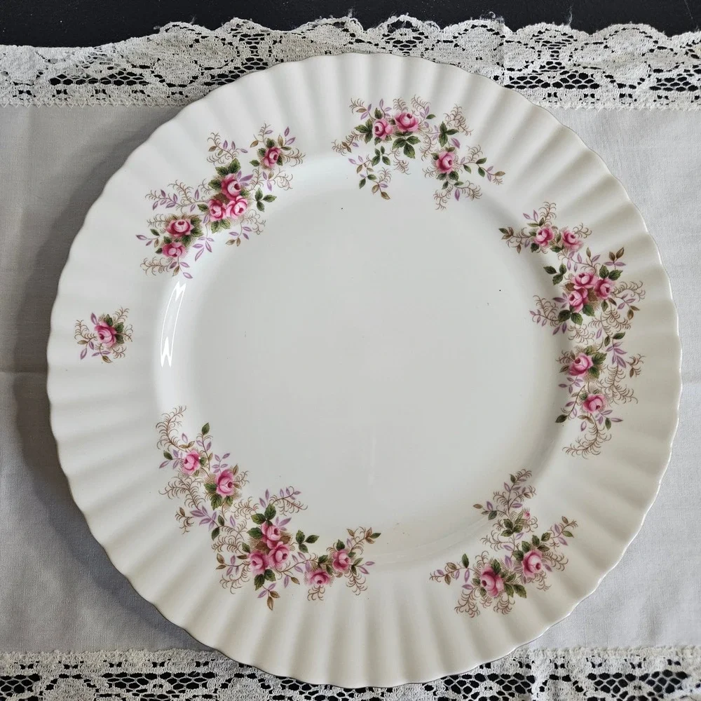 Royal Albert Bone China Lavender Rose Pattern 2-piece Set Dinner Salad Plates